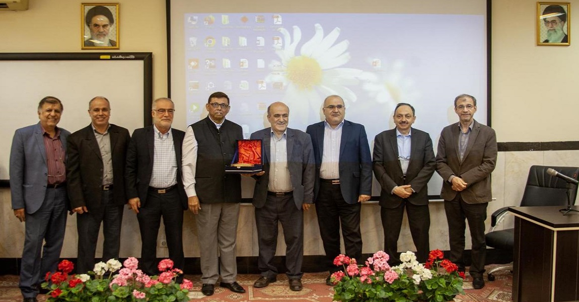 سخنرانی یکی از دانشمندان جهان اسلام در دانشکده علوم پایه