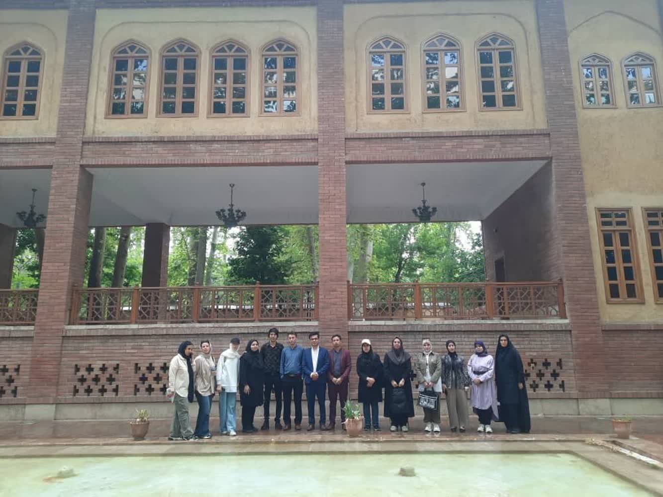 بازدید دانشجویان بین‌الملل از باغ ایرانی در ده ونک