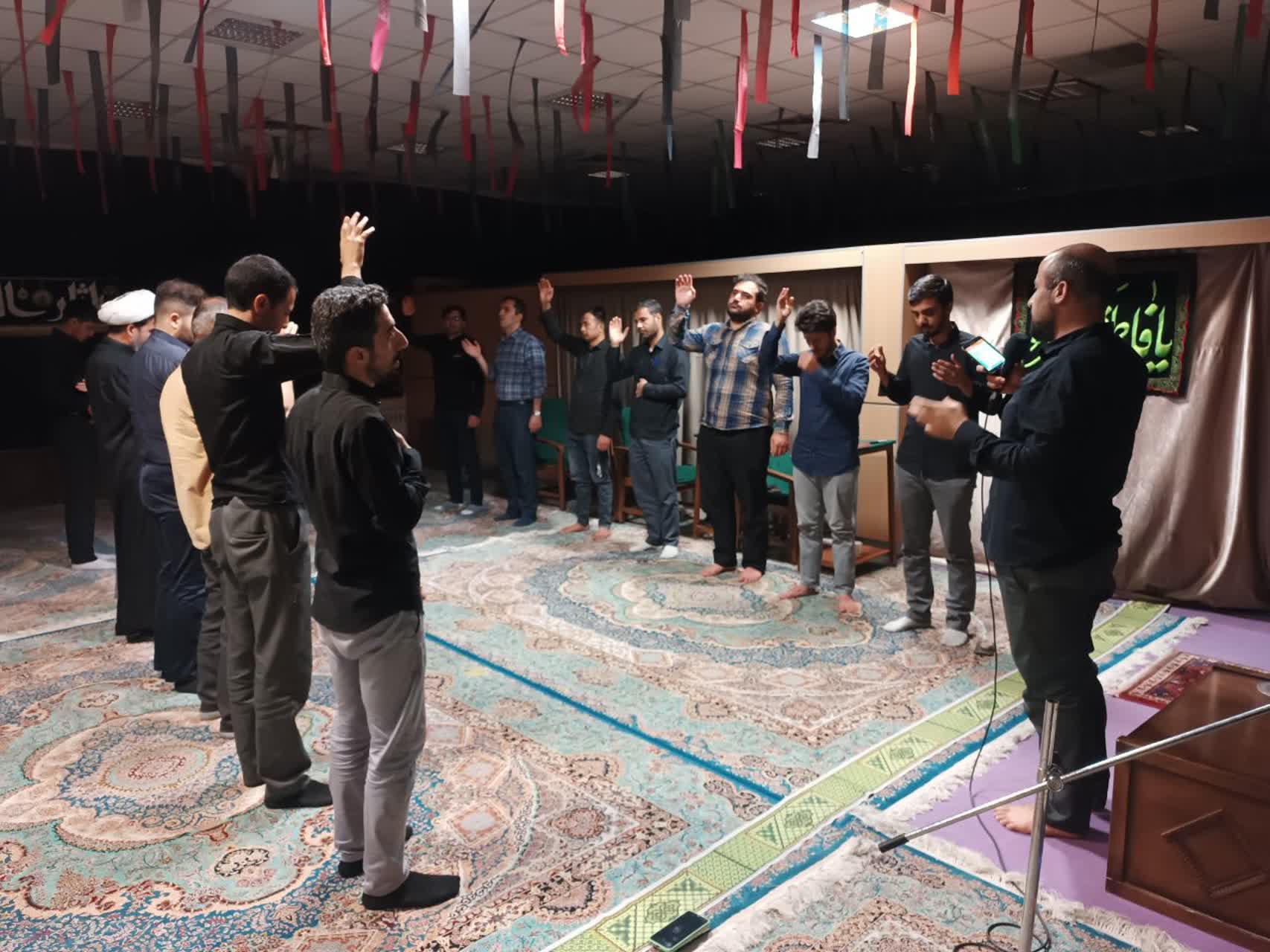 مراسم قرائت زیارت عاشورا و عزاداری اباعبدالله الحسین (ع) توسط دانشجویان در پردیس کشاورزی برگزار شد